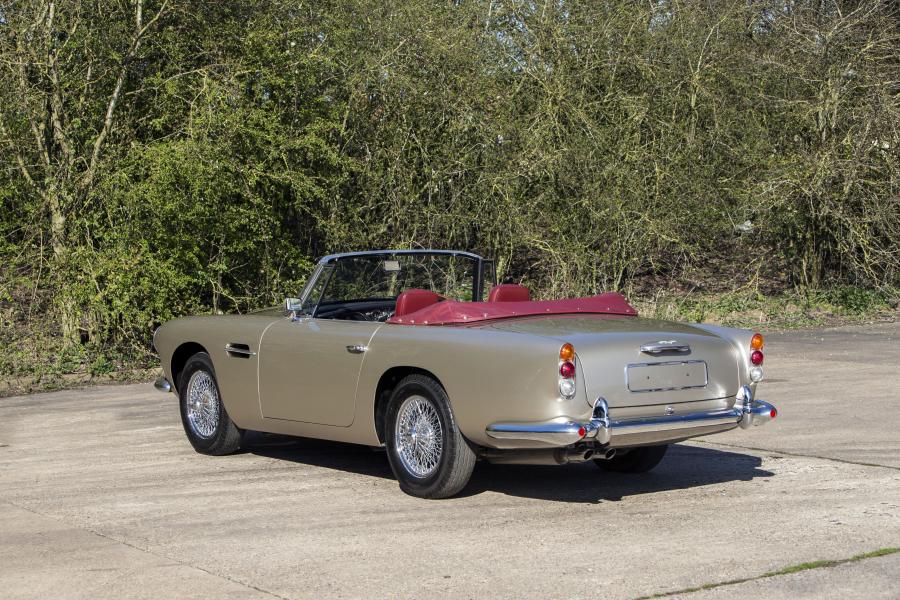  Aston Martin DB4 Convertible 1962 года  (фото 15 из 41)